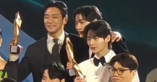 Khung hình hỗn loạn nhất Baeksang 2025: 3 cực phẩm visual hội tụ, chỉ 1 hành động mà “quậy banh” cả sự kiện avatar1746513695462 17465136963021454753777 7 42 406 804 crop 1746513717558650258398png