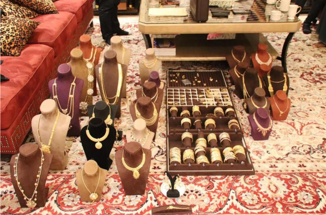 Thu giữ 200 kg vàng trị giá 330 tỷ VND, hơn 200 tỷ tiền mặt và hàng loạt xe sang của một doanh nhân- Ảnh 1. Thu giữ 200 kg vàng trị giá 330 tỷ VND, hơn 200 tỷ tiền mặt và hàng loạt xe sang của một doanh nhân- Ảnh 1.