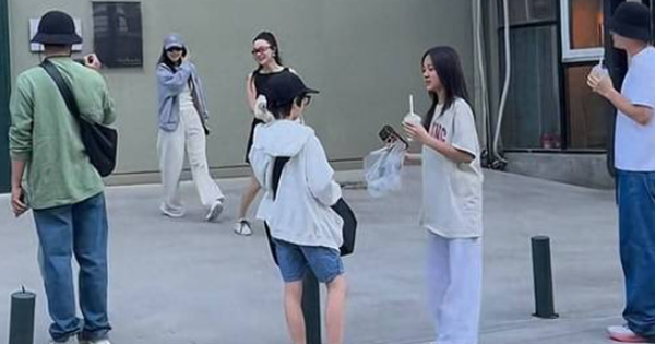 Bức ảnh khiến MXH bùng nổ: Cuộc hội ngộ của 2 nhân vật từng dính vào bê bối ngoại tình khiến dân mạng phải xuýt xoa về cách dạy con avatar1746952605215 17469526059681507686105 300 0 587 549 crop 1746952672180441580395png