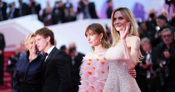 Angelina Jolie mặc chiếc váy có mức giá không tưởng trên thảm đỏ LHP Cannes 2025 avatar1747444614344 1747444615400715789303 0 0 599 1144 crop 1747444669701799161369jpg