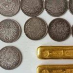 Khoe phá dỡ nhà cũ đào được "5 thỏi vàng, 24 đồng bạc", người phụ nữ bị cảnh sát bắt ngay sau đó avatar1747458362905 174745836327694382324 32 0 407 600 crop 17474583866941259301892jpeg