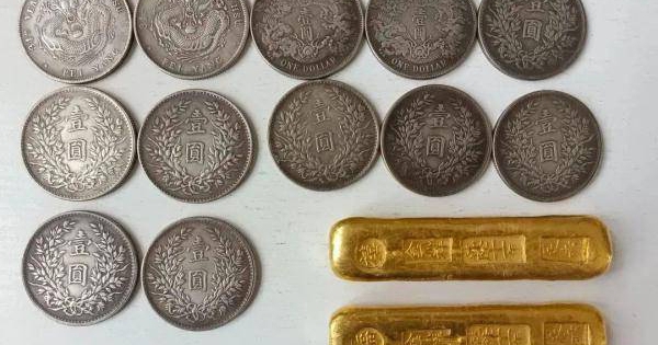 Khoe phá dỡ nhà cũ đào được "5 thỏi vàng, 24 đồng bạc", người phụ nữ bị cảnh sát bắt ngay sau đó avatar1747458362905 174745836327694382324 32 0 407 600 crop 17474583866941259301892jpeg