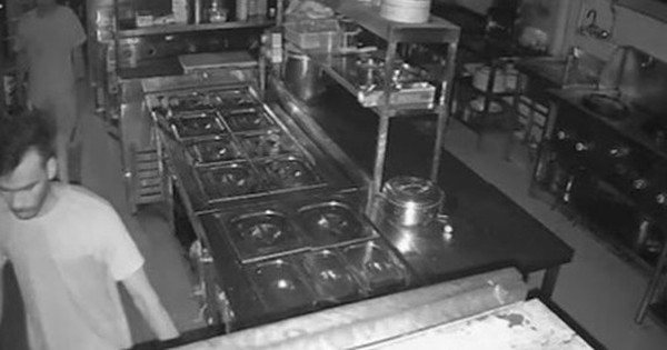 Đột nhập cửa hàng bánh kẹo, 2 tên trộm có hành động khiến nhiều người sốc nặng avatar1747646286789 17476462870481515229825 0 0 315 504 crop 1747646308127859930513jpg