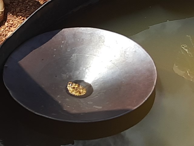 Cảnh sát ập vào một cơ sở kinh doanh, tịch thu 33 cây vàng và 2,1 tỷ đồng tiền mặt của một doanh nhân- Ảnh 1. Cảnh sát ập vào một cơ sở kinh doanh, tịch thu 33 cây vàng và 2,1 tỷ đồng tiền mặt của một doanh nhân- Ảnh 1.