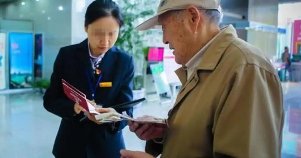 Ông cụ gửi hơn 720 triệu đồng vào tài khoản, 2 ngày sau số dư chỉ còn 0, ngân hàng khẳng định: “Lỗi là của ông” avatar1748077122898 17480771234362086255337jpg