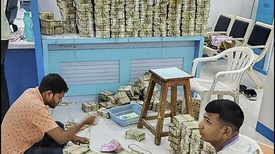 Thu giữ 32 kg vàng cùng hàng xấp tiền mặt tổng trị giá gần 220 tỷ đồng trong căn phòng bí mật của chủ một tập đoàn sản xuất thép, mất hơn 12 tiếng kiểm kê- Ảnh 1.