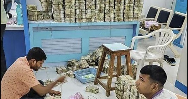 Thu giữ 32 kg vàng cùng hàng xấp tiền mặt tổng trị giá gần 220 tỷ đồng trong căn phòng bí mật của chủ một tập đoàn sản xuất thép, mất hơn 12 tiếng kiểm kê avatar1748404533171 1748404533752176210324jpg