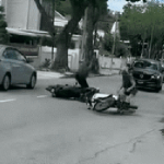 Đang đi xe máy thì bị cướp, bà cụ biến 1 thứ thành vũ khí không ngờ khiến đối phương phải tháo chạy avatar1748409935906 17484099362911089718655 139 0 364 360 crop 17484099538791298960470gifpng