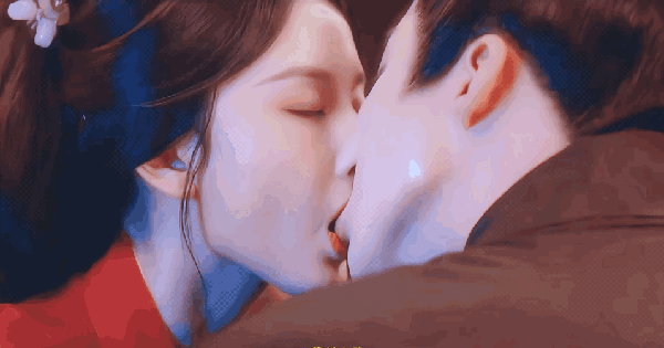 Không cần khoe da thịt, phim cổ trang xứ Trung hot nhất hiện nay vẫn khiến người xem nghẹt thở vì cảnh “giường chiếu” avatar1748589738092 17485897382751429766681 0 0 502 960 crop 17485897537611271263976png