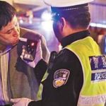 Tài xế uống cả chai rượu trước mặt cảnh sát để né đo nồng độ cồn avatar1748835845012 17488358453741630778847 0 60 274 498 crop 1748835967325923863835jpg