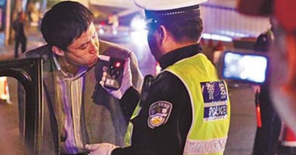 Tài xế uống cả chai rượu trước mặt cảnh sát để né đo nồng độ cồn avatar1748835845012 17488358453741630778847 0 60 274 498 crop 1748835967325923863835jpg