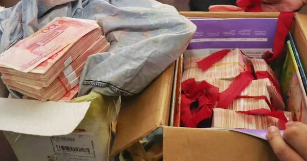 Phát hiện 3,6 tỷ đồng tiền mặt trong gói hàng của một người phụ nữ gửi cho 2 người lạ avatar1748850691435 17488506918881565013309 25 0 700 1080 crop 1748850711267121442440jpeg