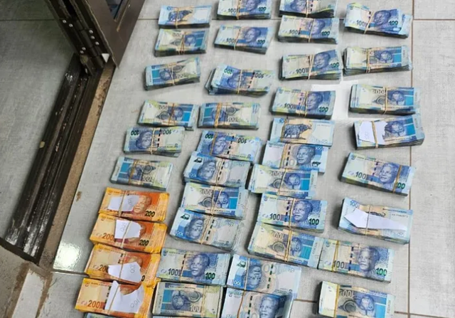 Tịch thu hàng chục xấp tiền mặt trị giá lên tới tỷ đồng dưới gầm giường của doanh nhân làm dịch vụ thông quan hàng hoá- Ảnh 1.
