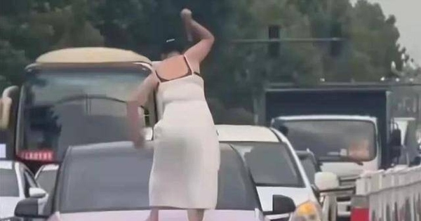 Người phụ nữ cầm gậy đập phá ô tô gây náo loạn trên phố avatar1749437819797 17494378200522070987817jpg