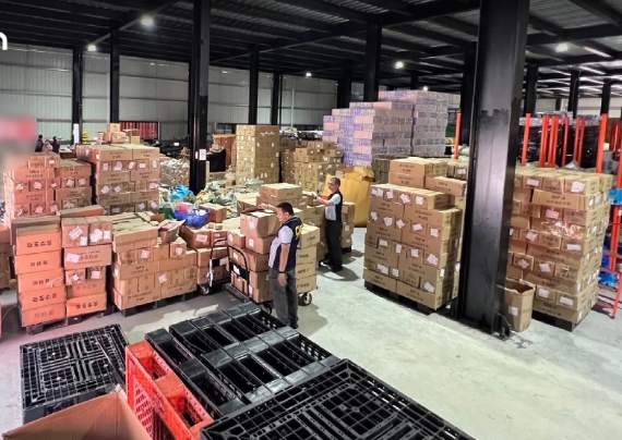 Đột kích 6 kho hàng lớn, triệt phá đường dây bán hàng giả quy mô 37.000 tỷ đồng, tịch thu gần 477.000 sản phẩm gồm mỹ phẩm, dầu gội, thực phẩm chức năng- Ảnh 1.