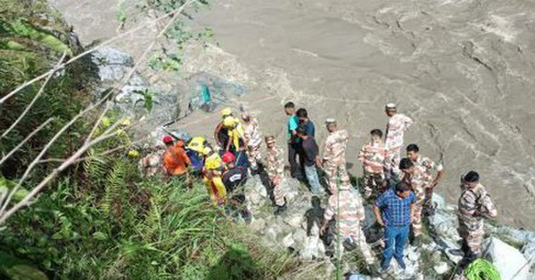 Xe buýt rơi xuống sông, 2 người tử vong, 10 người mất tích avatar1750985912282 1750985912536955234146 0 52 315 556 crop 17509859297971932820671jpg