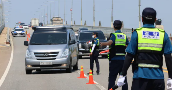 Hàn Quốc bắt giữ 6 người Mỹ thả hàng ngàn chai chứa tiền mặt và gạo sang Triều Tiên avatar1751072128547 17510721288371924074081 0 0 335 640 crop 17510721401151517197878png