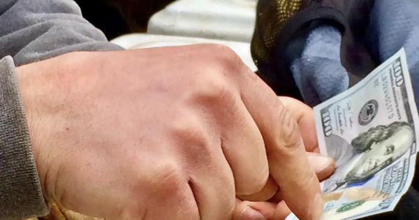 Cửa hàng tiện lợi nhỏ ven đường bị khám xét, cảnh sát thu giữ gần 11 tỷ đồng tiền mặt avatar1751177468283 17511774688361546779197 106 0 1226 1792 crop 17511787322011540822861png