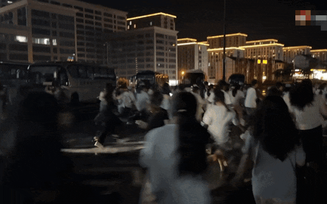 Chưa từng có ở showbiz: 10.000 người xếp hàng xuyên đêm để gặp mỹ nhân chỉ cao 1m45