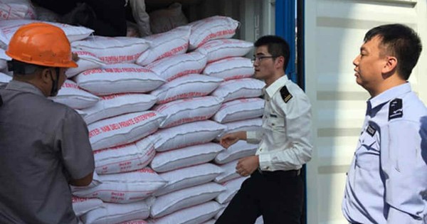 Kiểm tra đột xuất 28 container gạo nhập khẩu, hải quan bắt giữ 7 đối tượng, triệt phá thành công đường dây buôn lậu hơn 2.803 tấn gạo trị giá hơn 104 tỷ đồng avatar1751337759391 17513377597952031632122 97 0 737 1024 crop 17513377734042106194686jpg