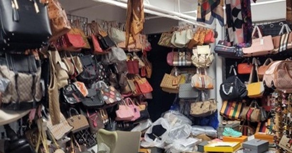 Đột kích kho hàng chứa toàn Louis Vuitton, Gucci, Chanel... "fake" chất thành đống, cảnh sát phanh phui vụ án hàng giả trị giá tới 26.000 tỷ đồng avatar1751344007168 17513440142222038254110 0 52 900 1492 crop 1751344026638406404802jpg