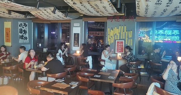 Giới trẻ Trung Quốc đi bar kết hợp xin quẻ cầu may: Đằng sau những gam màu tối của nền kinh tế lớn thứ 2 thế giới avatar1751443153393 175144315385048715009 0 107 1069 1817 crop 17514431888301009447389jpg