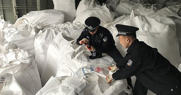 Kiểm tra đột xuất 4 xe tải, hải quan thu giữ 116 tấn nông sản lậu, bắt giữ nhóm đối tượng trốn thuế hơn 752 triệu đồng avatar1751447459062 1751447459365360468097jpg