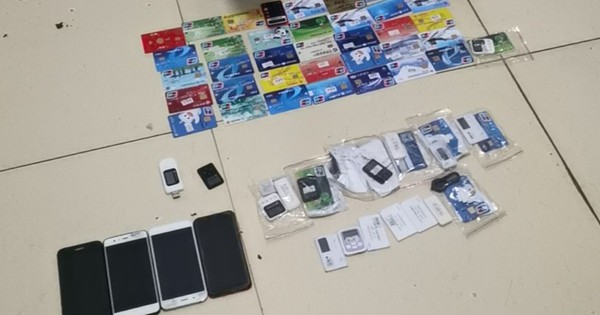 Đột kích một khách sạn trong đêm: Phát hiện 5 thanh niên đang liên tục chuyển khoản, nạp rút tiền qua 50 tài khoản ngân hàng, số tiền giao dịch hàng trăm tỷ- Ảnh 1.