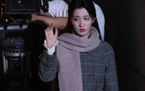 Giây Phút Ấy Quá Giới Hạn: Vừa tung hậu trường ngọt ngào với Trương Lăng Hách, Vương Sở Nhiên lại gây tranh cãi vì trang phục như