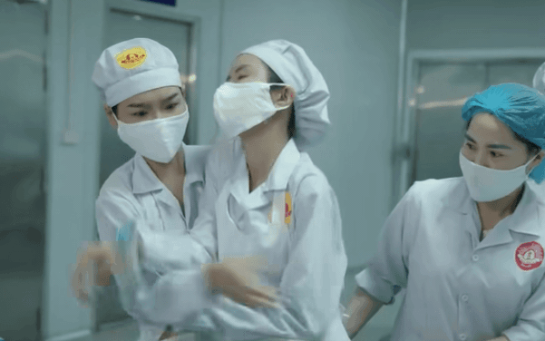 Hạt sạn ngớ ngẩn ở phim Việt giờ vàng, ai học ngành Y thấy sẽ “tự ái” vô cùng