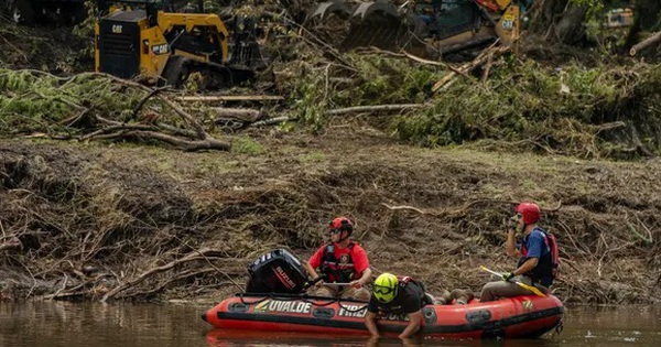 Thảm họa Texas: Nước dâng cao bằng tòa nhà 2 tầng, bi kịch gọi tên "hẻm lũ quét" avatar1751971150518 17519711507451409154317jpg