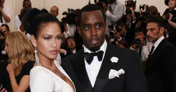 Rất ít nghệ sĩ bị đưa vào danh sách đen hoàn toàn trong ngành công nghiệp giải trí Mỹ avatar1752050479932 17520504803001446725936 10 0 392 730 crop 1752050522263540405077png