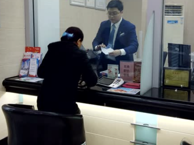 Người phụ nữ làm trong ngành ngân hàng gửi 32 tỷ đồng tiết kiệm, 1 tháng sau số dư còn hơn 3.000 đồng, công an thông báo: ‘Giám đốc chi nhánh đã đứng đằng sau’- Ảnh 1.