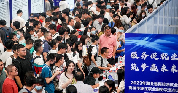 Sinh viên đổ xô đi học cao học vì không tìm được việc, có bằng thạc sĩ mới được xem xét tuyển dụng: “Lạm phát” bằng cấp tại Trung Quốc khiến bằng cử nhân thời nay chỉ ngang với học nghề avatar1752566754980 1752566755301726590976jpg