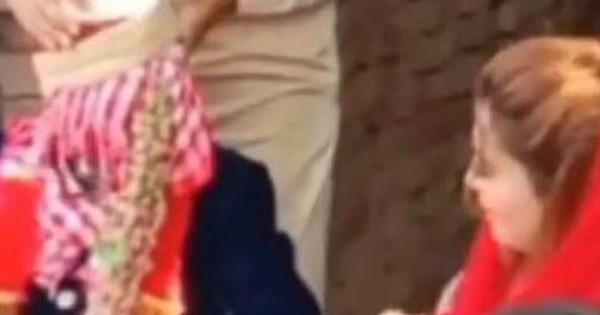 Cô dâu 20 tuổi ngất xỉu khi nhìn thấy mặt chú rể 69 tuổi trong ngày cưới avatar1752649026059 1752649026414816594482 0 36 315 540 crop 17526490443961886438287jpg