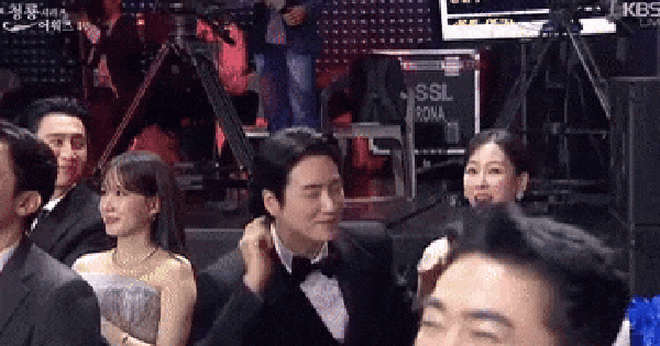 Khoảnh khắc nhận nhầm cúp khiến nam diễn viên muối mặt avatar1752886232563 17528862344191410238030 0 0 188 360 crop 17528862632821946111609gifpng