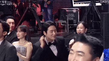 Khoảnh khắc nhận nhầm cúp khiến nam diễn viên muối mặt- Ảnh 5.