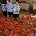 Nhận tin báo, cảnh sát đột kích nhà máy trên núi, triệt phá đường dây sản xuất thịt bò khô từ vịt doanh thu 36 tỷ đồng/tháng, bắt giữ 23 người avatar1753255247885 17532552483651516344861png