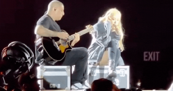 Rosé (BLACKPINK) nghi dính "biển đen im lặng" giữa concert, bị ghét bỏ vì "đắc tội" với Jennie? avatar1753340426080 1753340426441891018011 65 0 400 640 crop 17533406363381791760249gifpng