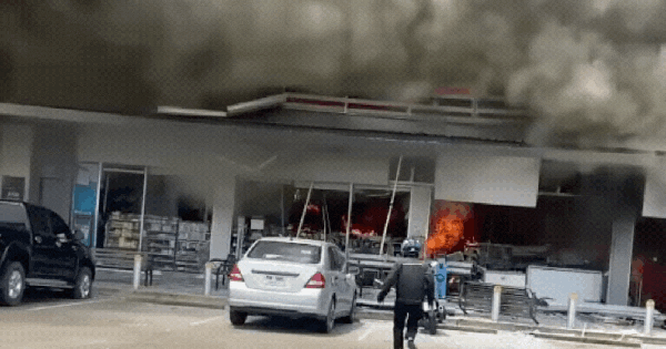 Cửa hàng 7-Eleven ở Thái Lan nghi bị trúng hoả lực, thi thể 2 học sinh thiệt mạng được tìm thấy trong đống đổ nát, nhiều người bị thương avatar1753346119548 17533461203441536517580gifpng