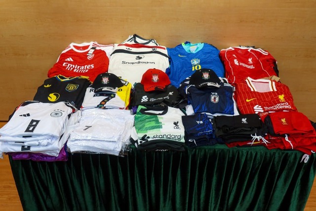 Đột kích 2 quầy hàng rong, tịch thu 1.000 áo đấu Liverpool, Arsenal giả trị giá hàng trăm triệu đồng: Người bán đối mặt mức phạt nặng- Ảnh 1.