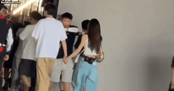 Tóm dính cặp đôi ngôn tình công khai nắm tay giữa đường: Vô tư ôm ấp sát rạt, phim giả tình thật không thể chối cãi avatar1753704602668 1753704603072518220078 0 0 419 801 crop 17537048104541947203121gifpng