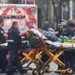 Sát thủ mặc vest mang súng trường M4, bắn hạ cảnh sát Mỹ ngay sảnh toà nhà avatar1753776975344 17537769756591355347039 0 107 275 547 crop 1753777012563398302163jpg