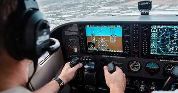 Tại sao tiếp viên hàng không phải vào buồng lái khi phi công đi vệ sinh? avatar1753954171132 1753954171443775701658 0 24 315 528 crop 17539541846941663291276jpg