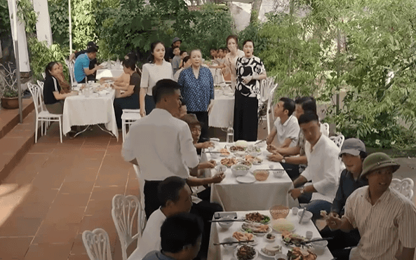 Lạ đời nữ diễn viên Việt ăn miếng thịt gà cũng được tung hô tới nóc, diễn hay hơn cả đời cộng lại