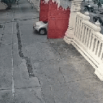 Lái ô tô cán qua người đàn ông, nữ tài xế có hành động khó hiểu, video hiện trường gây phẫn nộ avatar1754362533829 17543625342811513943257gifpng