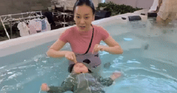 Tranh cãi chuyện Phương Oanh cho cặp sinh đôi tập bơi khi chỉ mới hơn 1 tuổi: Người khen mẹ bình tĩnh, người lại lo "uống no nước, sốc nhiệt" avatar1754399162290 17543991629641064066197 0 0 314 600 crop 175439923100253941768png