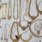 Đột kích nhà riêng của cựu nhân viên phát triển hạ tầng nông thôn lương chưa đến 4,5 triệu, tịch thu 26 căn nhà, 6 mảnh đất cùng số vàng, trang sức trị giá 2,5 tỷ đồng avatar1754464390721 1754464391098546931110 62 0 793 1170 crop 175446441942035339097png