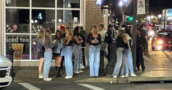 Cả mạng xã hội tranh cãi vì bức ảnh các cô gái mặc quần jeans giống nhau đi chơi tối avatar1754464887084 1754464887588334240088jpg