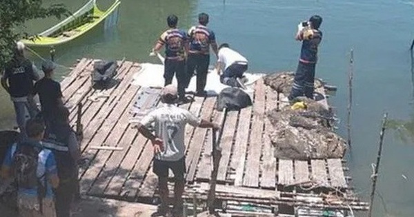 Người dân phát hiện thi thể bị xích và dìm dưới nước ở bến tàu nổi tiếng avatar1754835280513 1754835280823372305598 0 34 315 538 crop 17548353948941444098911jpg